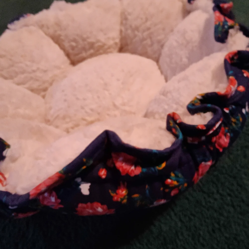Every yay cat bed NWT